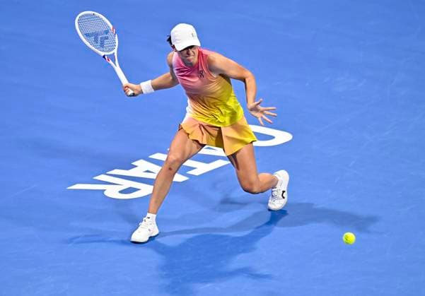 QATAR TOTALENERGIES OPEN - SEMI-FINAL Iga Swiatek of Poland competes in her semi-final match against Jelena Ostapenko of Latvia during the WTA, Tennis Damen Qatar TotalEnergies Open 2025 tennis tournament at the Khalifa International Tennis Complex in Doha, Qatar, on February 14, 2025. DOHA Qatar Copyright: xx