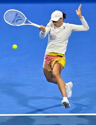 QATAR TOTALENERGIES OPEN - SEMI-FINAL Iga Swiatek of Poland competes in her semi-final match against Jelena Ostapenko of Latvia during the WTA, Tennis Damen Qatar TotalEnergies Open 2025 tennis tournament at the Khalifa International Tennis Complex in Doha, Qatar, on February 14, 2025. DOHA Qatar Copyright: xx