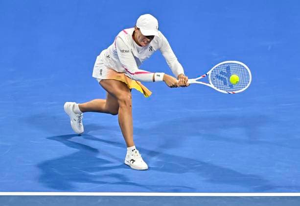 QATAR TOTALENERGIES OPEN - SEMI-FINAL Iga Swiatek of Poland competes in her semi-final match against Jelena Ostapenko of Latvia during the WTA, Tennis Damen Qatar TotalEnergies Open 2025 tennis tournament at the Khalifa International Tennis Complex in Doha, Qatar, on February 14, 2025. DOHA Qatar Copyright: xx