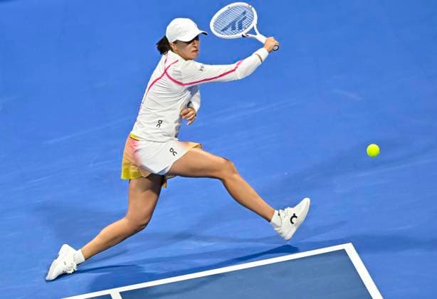 QATAR TOTALENERGIES OPEN - SEMI-FINAL Iga Swiatek of Poland competes in her semi-final match against Jelena Ostapenko of Latvia during the WTA, Tennis Damen Qatar TotalEnergies Open 2025 tennis tournament at the Khalifa International Tennis Complex in Doha, Qatar, on February 14, 2025. DOHA Qatar Copyright: xx