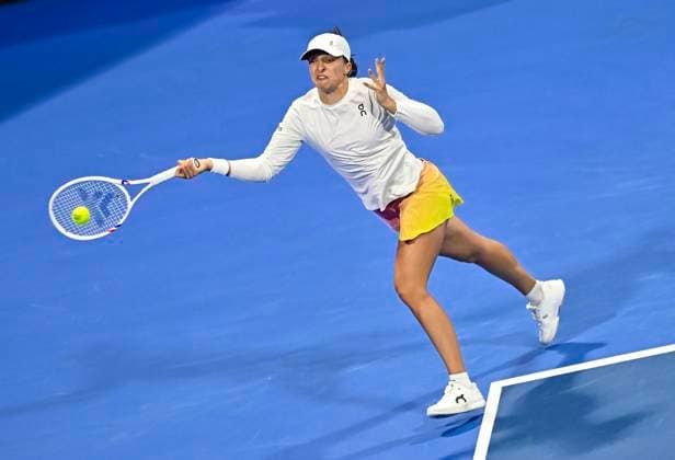 QATAR TOTALENERGIES OPEN - SEMI-FINAL Iga Swiatek of Poland competes in her semi-final match against Jelena Ostapenko of Latvia during the WTA, Tennis Damen Qatar TotalEnergies Open 2025 tennis tournament at the Khalifa International Tennis Complex in Doha, Qatar, on February 14, 2025. DOHA Qatar Copyright: xx