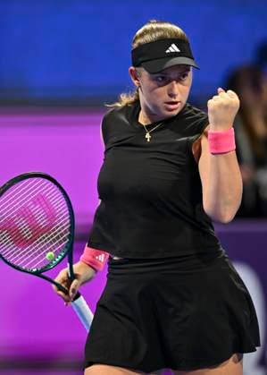 QATAR TOTALENERGIES OPEN - SEMI-FINAL Jelena Ostapenko of Latvia competes in her semi-final match against Iga Swiatek of Poland during the WTA, Tennis Damen Qatar TotalEnergies Open 2025 tennis tournament at the Khalifa International Tennis Complex in Doha, Qatar, on February 14, 2025. DOHA Qatar Copyright: xx