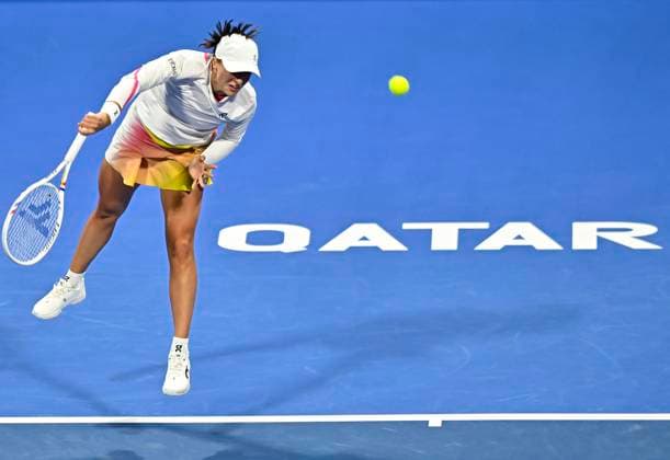 QATAR TOTALENERGIES OPEN - SEMI-FINAL Iga Swiatek of Poland competes in her semi-final match against Jelena Ostapenko of Latvia during the WTA, Tennis Damen Qatar TotalEnergies Open 2025 tennis tournament at the Khalifa International Tennis Complex in Doha, Qatar, on February 14, 2025. DOHA Qatar Copyright: xx