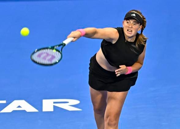 QATAR TOTALENERGIES OPEN - SEMI-FINAL Jelena Ostapenko of Latvia competes in her semi-final match against Iga Swiatek of Poland during the WTA, Tennis Damen Qatar TotalEnergies Open 2025 tennis tournament at the Khalifa International Tennis Complex in Doha, Qatar, on February 14, 2025. DOHA Qatar Copyright: xx