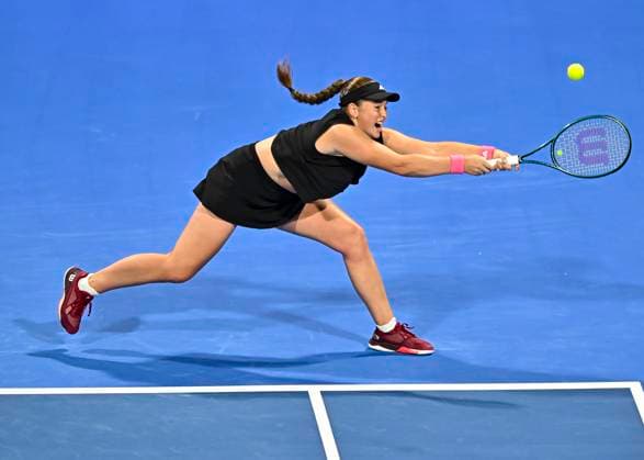 QATAR TOTALENERGIES OPEN - SEMI-FINAL Jelena Ostapenko of Latvia competes in her semi-final match against Iga Swiatek of Poland during the WTA, Tennis Damen Qatar TotalEnergies Open 2025 tennis tournament at the Khalifa International Tennis Complex in Doha, Qatar, on February 14, 2025. DOHA Qatar Copyright: xx