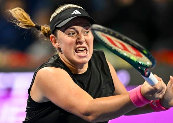 QATAR TOTALENERGIES OPEN - SEMI-FINAL Jelena Ostapenko of Latvia competes in her semi-final match against Iga Swiatek of Poland during the WTA, Tennis Damen Qatar TotalEnergies Open 2025 tennis tournament at the Khalifa International Tennis Complex in Doha, Qatar, on February 14, 2025. DOHA Qatar Copyright: xx
