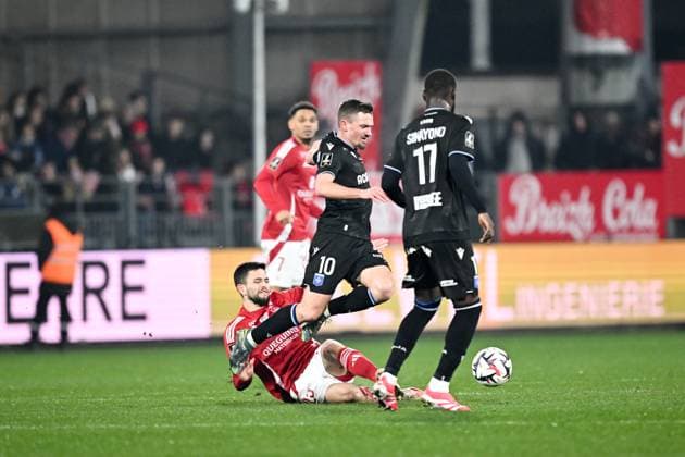 Stade Brestois 29 v AJ Auxerre - Ligue 1 McDonald s 2024 2025 25 Julien LE CARDINAL (sb29) - 10 Gaetan PERRIN (aja) during the Ligue 1 match between Brest and Auxerre at Stade Francis-Le Ble on February 14, 2025 in Brest, France. Brest France  Copyright: xFEPx 776283223