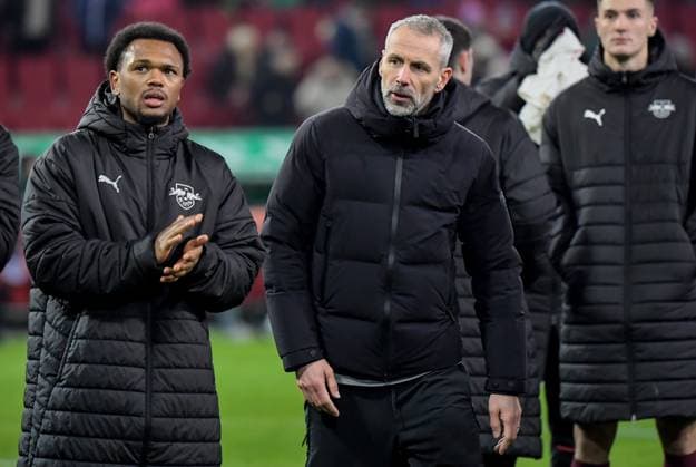 14 02 2025, xemx, Fussball 1 Bundesliga, FC Augsburg RB Leipzig v l Mannschaft, Spieler, enttaeuscht, enttaeuscht schauenend nach Spielende, dissapointed at the end of the match Head Coach Marco Rose RB Leipzig DFL DFB REGULATIONS PROHIBIT ANY USE OF PHOTOGRAPHS as IMAGE SEQUENCES and or QUASI VIDEO Augsburg