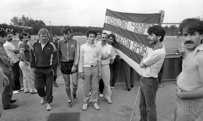 Archivbilder der Woche SPORT KW07 30.07.85 1. Göppinger SV - Trapzonspor Deutschland, Göppingen, 30.07.1985, Fussball, Testspiel, 1. Göppinger SV - Trapzonspor: v.l. Jürgen Sundermann (Trainer Trapzonspor), Gerhard Wörn (1. Göppinger SV). *** 30 07 85 1 Göppinger SV Trapzonspor Germany, Göppingen, 30 07 1985, Soccer, Test match, 1 Göppinger SV Trapzonspor v l Jürgen Sundermann Trainer Trapzonspor , Gerhard Wörn 1 Göppinger SV