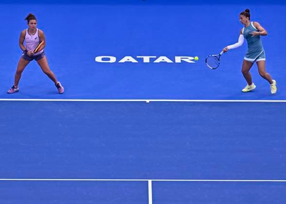 QATAR TOTALENERGIES OPEN -DOUBLES SEMI-FINAL Sara Errani Jasmine Paolini of Italy in action during her womenÕs doubles semi final match between Mirra Andreeva Diana Shnaider and Sara Errani Jasmine Paolini of Italy at the WTA, Tennis Damen Qatar TotalEnergies Open 2025 tennis tournament at the Khalifa International Tennis Complex in Doha, Qatar, on February 14, 2025. DOHA Qatar Copyright: xNoushadxThekkayilx