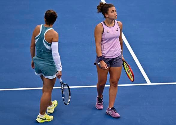 QATAR TOTALENERGIES OPEN -DOUBLES SEMI-FINAL Sara Errani Jasmine Paolini of Italy react during her womenÕs doubles semi final match between Mirra Andreeva Diana Shnaider and Sara Errani Jasmine Paolini of Italy at the WTA, Tennis Damen Qatar TotalEnergies Open 2025 tennis tournament at the Khalifa International Tennis Complex in Doha, Qatar, on February 14, 2025. DOHA Qatar Copyright: xNoushadxThekkayilx