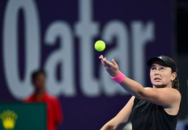 (250215) -- DOHA, Feb. 15, 2025 -- Jelena Ostapenko serves during the women s singles semi-final match between Iga Swiatek of Poland and Jelena Ostapenko of Latvia at the WTA, Tennis Damen Qatar Open tennis tournament in Doha, Qatar, on Feb. 14, 2025. (Photo by Xinhua) (SP)QATAR-DOHA-WTA-QATAR OPEN 2025-WOMEN S SEMIFINAL Nikku 