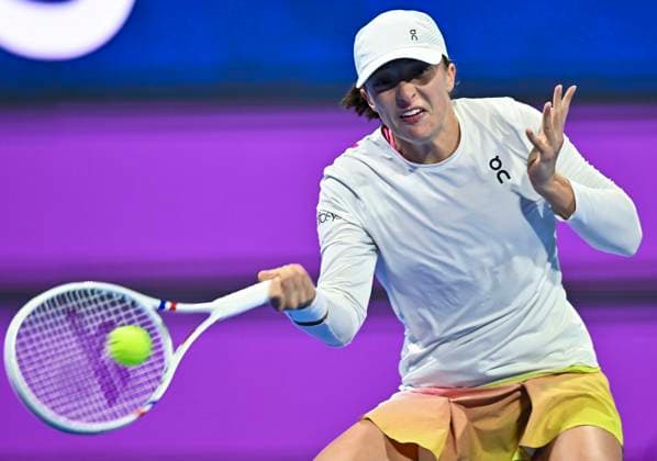 (250215) -- DOHA, Feb. 15, 2025 -- Iga Swiatek hits a return during the women s singles semi-final match between Iga Swiatek of Poland and Jelena Ostapenko of Latvia at the WTA, Tennis Damen Qatar Open tennis tournament in Doha, Qatar, on Feb. 14, 2025. (Photo by Xinhua) (SP)QATAR-DOHA-WTA-QATAR OPEN 2025-WOMEN S SEMIFINAL Nikku 