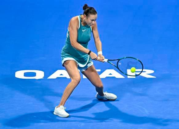 (250215) -- DOHA, Feb. 15, 2025 -- Amanda Anisimova hits a return during women s singles semifinal match between Amanda Anisimova of the United States and Ekaterina Alexandrova of Russia at the WTA, Tennis Damen Qatar Open tennis tournament in Doha, Qatar, on Feb. 14, 2025. (Photo by Xinhua) (SP)QATAR-DOHA-WTA QATAR OPEN 2025-WOMEN S SEMIFINAL Nikku 