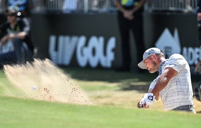 Sport Bilder des Tages GOLF LIV ADELAIDE, Crushers GC Captain Bryson DeChambeau hits out of a bunker on the eighteenth hole during the LIV Golf Adelaide at The Grange Golf Club in Adelaide, Saturday, February 15, 2025. ( NO ARCHIVING, EDITORIAL USE ONLY, NO USE IN BOOKS WITHOUT CONSENT ADELAIDE SA AUSTRALIA  Copyright: xMICHAELxERREYx 20250215140080194875