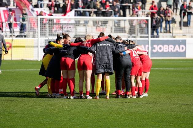 Deutschland: Fussball Google Pixel Frauen-Bundesliga, 15. Spieltag - SC Freiburg vs. 1. FC Köln - Dreisamstadion, Freiburg: Team, Freiburg Dreisamstadion Baden-Württemberg Deutschland Copyright: xFINLEYxMÖRCHx
