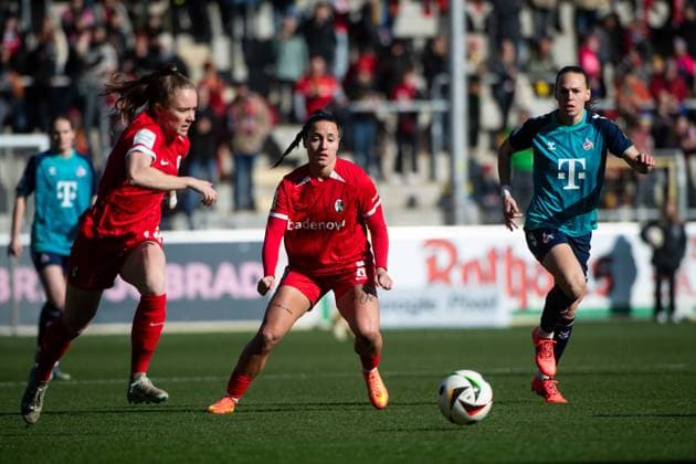 Selina Vobian SC Freiburg, 08 on the ball, in front Annabel Schasching SC Freiburg, 19 , GER, SC Freiburg vs 1 FC Koeln, Fussball Google Pixel Frauen Bundesliga, 15 Spieltag, Saison 2024 2025, 15 02 2025 DFB regulations prohibit any use of photographs as image sequences and or quasi video GER, SC Freiburg vs 1 FC Koeln, Fussball Google Pixel Frauen Bundesliga, 15 Spieltag, Saison 2024 2025, 15 02 2025 Freiburg Copyright: xEibner-Pressefoto Memmlerx EP_MMR