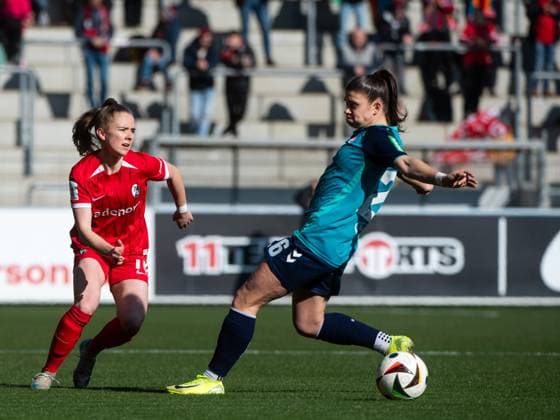 Lisa Kolb SC Freiburg, 18 in duel with Martyna Wiankowska FC Koeln, 26 , GER, SC Freiburg vs 1 FC Koeln, Football Google Pixel Frauen Bundesliga, 15 Spieltag, Saison 2024 2025, 15 02 2025 DFB regulations prohibit any use of photographs as image sequences and or quasi video GER, SC Freiburg vs 1 FC Koeln, Football Google Pixel Frauen Bundesliga, 15 Spieltag, Saison 2024 2025, 15 02 2025 Freiburg Copyright: xEibner-Pressefoto Memmlerx EP_MMR
