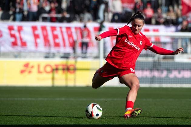 Selina Vobian SC Freiburg, 08 am Ball, GER, SC Freiburg vs 1 FC Koeln, Fußball Google Pixel Frauen Bundesliga, 15 Spieltag, Saison 2024 2025, 15 02 2025 DFB regulations prohibit any use of photographs as image sequences and or quasi video GER, SC Freiburg vs 1 FC Koeln, Fussball Google Pixel Frauen Bundesliga, 15 Spieltag, Saison 2024 2025, 15 02 2025 Freiburg Copyright: xEibner-Pressefoto Memmlerx EP_MMR