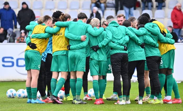 14 02 2025 Soccer season 2024 2025 2 Soccer Bundesliga 22 Matchday SV Elversberg SpVgg Greuther Fürth Kleeblatt Sportfoto Zink xwoxzix DFL regulations prohibit any use of photographs as image sequences and or quasi video only for editorial use Teamkreis Mannschaft Team Fürth before the start of the match