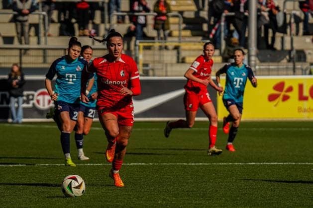 FBL SC Freiburg vs 1 FC Köln Selina Vobian SC Freiburg 8 on the ball FBL SC Freiburg vs 1 FC Köln, Dreisamstadion Freiburg, Saturday 15 02 2025 DFB DFL REGULATIONS PROHIBIT ANY USE OF PHOTOGRAPHS AS IMAGE SEQUENCES AND OR QUASI VIDEO Copyright: xBEAUTIFULxSPORTS Boscox