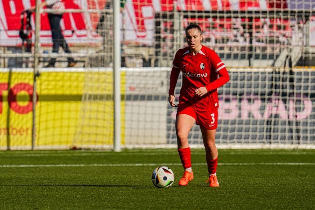 FBL SC Freiburg vs 1 FC Köln Alina Axtmann SC Freiburg 3 FBL SC Freiburg vs 1 FC Köln, Dreisamstadion Freiburg, Saturday 15 02 2025 DFB DFL REGULATIONS PROHIBIT ANY USE OF PHOTOGRAPHS AS IMAGE SEQUENCES AND OR QUASI VIDEO Copyright: xBEAUTIFULxSPORTS Boscox