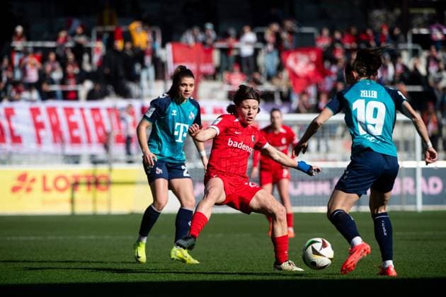 Alicia Sophie Gudorf SC Freiburg, 26 in duel with Dora Zeller FC Koeln, 19 , Martyna Wiankowska FC Koeln, 26 , GER, SC Freiburg vs 1 FC Koeln, Fußball Google Pixel Frauen Bundesliga, 15 Spieltag, Saison 2024 2025, 15 02 2025 DFB regulations prohibit any use of photographs as image sequences and or quasi video GER, SC Freiburg vs 1 FC Koeln, Fussball Google Pixel Frauen Bundesliga, 15 Spieltag, Saison 2024 2025, 15 02 2025 Freiburg Copyright: xEibner-Pressefoto Memmlerx EP_MMR
