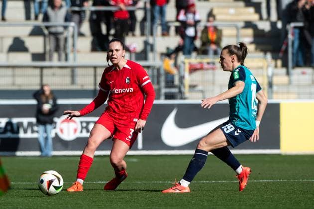 Alina Axtmann (SC Freiburg, 03) am Ball, daneben Dora Zeller (FC Koeln, 19), GER, SC Freiburg vs 1. FC Koeln, Fussball Google Pixel Frauen Bundesliga, 15. Spieltag, Saison 2024 2025, 15.02.2025 DFB regulations prohibit any use of photographs as image sequences and or quasi-video GER, SC Freiburg vs 1. FC Koeln, Fussball Google Pixel Frauen Bundesliga, 15. Spieltag, Saison 2024 2025, 15.02.2025 Freiburg Copyright: xEibner-Pressefoto Memmlerx EP_MMR