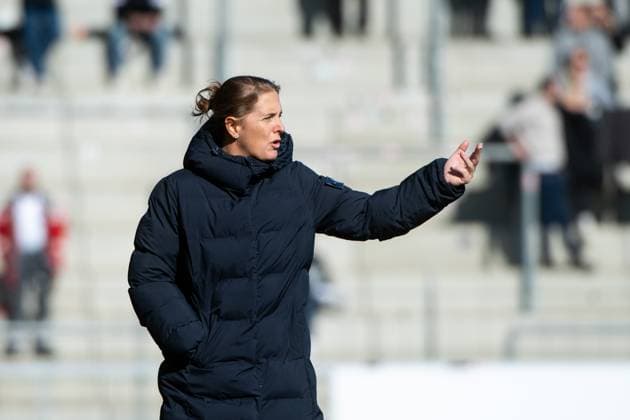 Britta Carlson FC Koeln, Coach gesticulates, GER, SC Freiburg vs 1 FC Koeln, Football Google Pixel Women Bundesliga, 15 Matchday, Season 2024 2025, 15 02 2025 DFB regulations prohibit any use of photographs as image sequences and or quasi video GER, SC Freiburg vs 1 FC Koeln, Football Google Pixel Women Bundesliga, 15 Matchday, Season 2024 2025, 15 02 2025 Freiburg Copyright: xEibner-Pressefoto Memmlerx EP_MMR