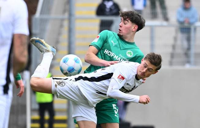 14 02 2025 Soccer Season 2024 2025 2 Soccer Bundesliga 22 Matchday SV Elversberg SpVgg Greuther Fürth Kleeblatt Sportfoto Zink xwoxzix DFL regulations prohibit any use of photographs as image sequences and or quasi video only for editorial use Carlo Sickinger 23, SV Elversberg vor Reno Münz Muenz 5, SpVgg Greuther Fürth