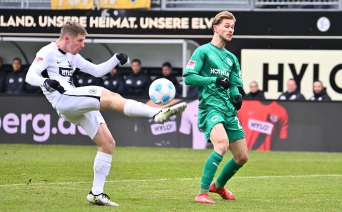 14 02 2025 Soccer season 2024 2025 2 Soccer Bundesliga 22 Matchday SV Elversberg SpVgg Greuther Fürth Kleeblatt Sportfoto Zink xwoxzix DFL regulations prohibit any use of photographs as image sequences and or quasi video only for editorial use Elias Baum 2, SV Elversberg Marco John 24, SpVgg Greuther Fürth