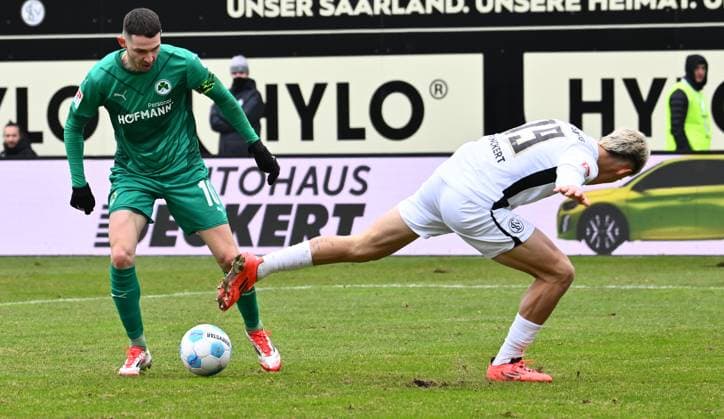 14 02 2025 Soccer season 2024 2025 2 Soccer Bundesliga 22 Matchday SV Elversberg SpVgg Greuther Fürth Kleeblatt Sportfoto Zink xwoxzix DFL regulations prohibit any use of photographs as image sequences and or quasi video only for editorial use Branimir Hrgota 10, SpVgg Greuther Fürth Lukas Pinckert 19, SV Elversberg