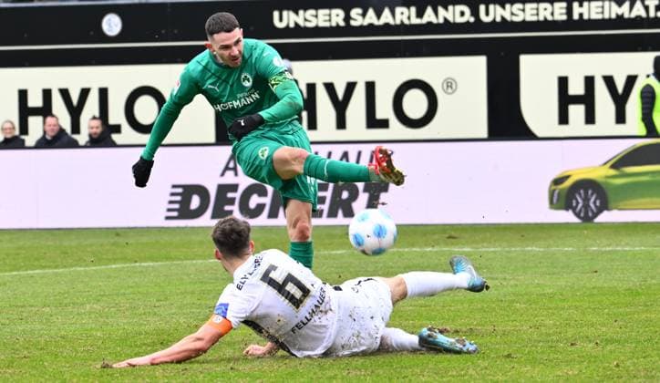 14 02 2025 Soccer Season 2024 2025 2 Soccer Bundesliga 22 Matchday SV Elversberg SpVgg Greuther Fürth Kleeblatt Sportfoto Zink xwoxzix DFL regulations prohibit any use of photographs as image sequences and or quasi video only for editorial use Branimir Hrgota 10, SpVgg Greuther Fürth Robin Fellhauer 6, SV Elversberg Chance Torchance