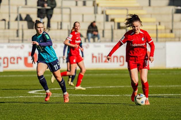 FBL SC Freiburg vs 1 FC Köln duel for the ball between Alena Bienz 1 FC Köln 11 and Annabel Schasching SC Freiburg 19 FBL SC Freiburg vs 1 FC Köln, Dreisamstadion Freiburg, Saturday 15 02 2025 DFB DFL REGULATIONS PROHIBIT ANY USE OF PHOTOGRAPHS AS IMAGE SEQUENCES AND OR QUASI VIDEO Copyright: xBEAUTIFULxSPORTS Boscox