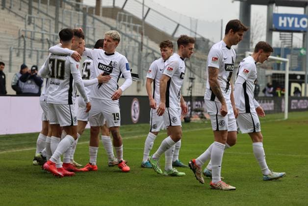 15 02 2025, Soccer, Men, 2 Bundesliga, Season 2024 2025, SV 07 Elversberg SpVgg Greuther Fürth, Goal celebration to 1 0, Goalscorer Fisnik Asllani SV 07 Elversberg Elversberg Ursapharm Arena an der Kaiserlinde Saarland Germany EN Copyright: xSebastianxBachx