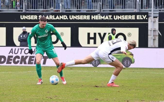 15 02 2025, Football, Men, 2 Bundesliga, Season 2024 2025, SV 07 Elversberg SpVgg Greuther Fürth, Branimir Hrgota SpVgg Greuther Fürth Lukas Pinckert SV 07 Elversberg Elversberg Ursapharm Arena an der Kaiserlinde Saarland Germany EN Copyright: xSebastianxBachx