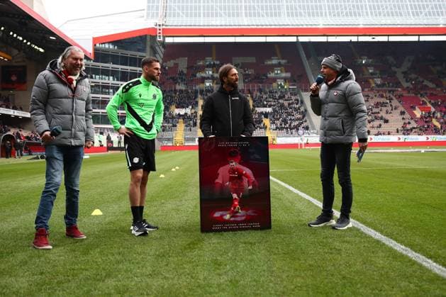 15 02 2025, xmohx, Fußball 2 Bundesliga, 1 FC Kaiserslautern Hannover 96 v l Verabschiedung Boris Tomiak Hannover 96 Manager Thomas Hengen 1 FC Kaiserslautern DFL DFB REGULATIONS PROHIBIT ANY USE OF PHOTOGRAPHS as IMAGE SEQUENCES and or QUASI VIDEO Kaiserslautern