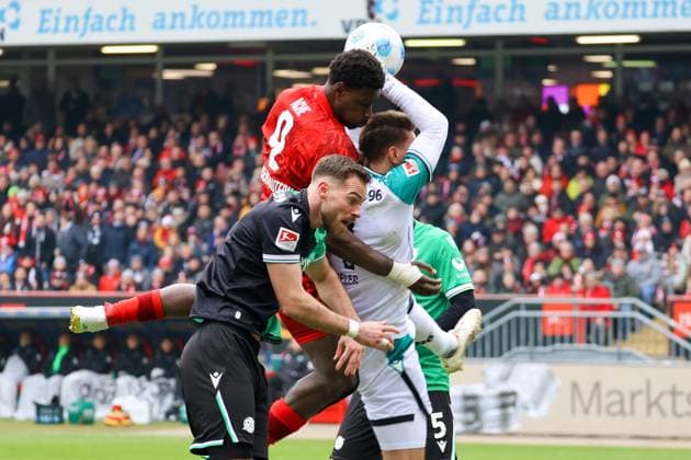 15 02 2025, xmohx, Soccer 2 Bundesliga, 1 FC Kaiserslautern Hannover 96 v l Boris Tomiak Hannover 96 Ragnar Ache 1 FC Kaiserslautern Ron Robert Zieler Hannover 96 DFL DFB REGULATIONS PROHIBIT ANY USE OF PHOTOGRAPHS as IMAGE SEQUENCES and or QUASI VIDEO Kaiserslautern