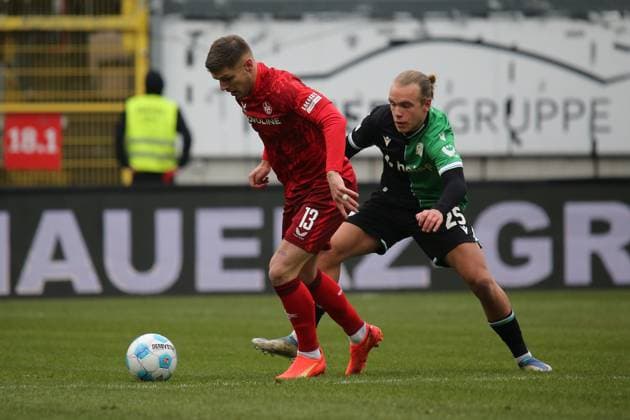 15 02 2025, xmohx, Fußball 2 Bundesliga, 1 FC Kaiserslautern Hannover 96 v l Erik Wekesser 1 FC Kaiserslautern Lars Gindorf Hannover 96 Zweikampf, Aktion, action, battle for the ball DFL DFB REGULATIONS PROHIBIT ANY USE OF PHOTOGRAPHS as IMAGE SEQUENCES and or QUASI VIDEO Kaiserslautern
