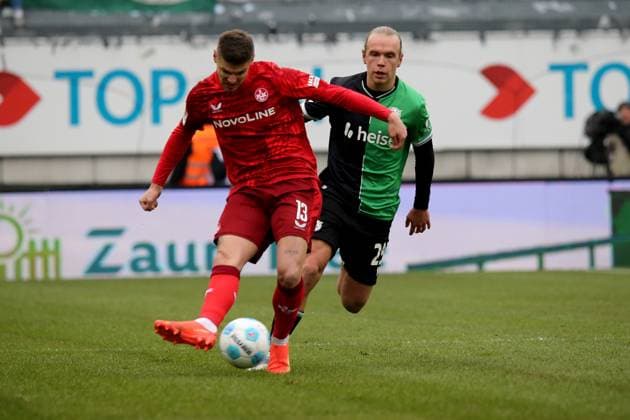 15 02 2025, xmohx, Fußball 2 Bundesliga, 1 FC Kaiserslautern Hannover 96 v l Erik Wekesser 1 FC Kaiserslautern Lars Gindorf Hannover 96 Zweikampf, Aktion, action, battle for the ball DFL DFB REGULATIONS PROHIBIT ANY USE OF PHOTOGRAPHS as IMAGE SEQUENCES and or QUASI VIDEO Kaiserslautern