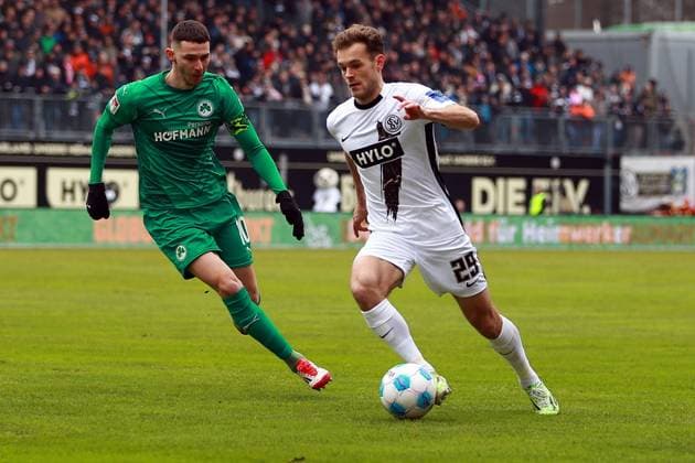 15 02 2025, xrekx, Soccer 2 Bundesliga, SV Elversberg SpVgg Greuther Fuerth v l Branimir Hrgota SpVgg Greuther Fuerth Tom Zimmerschied SV 07 Elversberg Zweikampf, Aktion, action, battle for the ball DFL DFB REGULATIONS PROHIBIT ANY USE OF PHOTOGRAPHS as IMAGE SEQUENCES and or QUASI VIDEO Elversberg