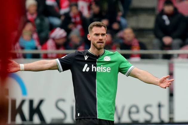 15 02 2025, xmohx, Soccer 2 Bundesliga, 1 FC Kaiserslautern Hannover 96 v l Boris Tomiak Hannover 96 DFL DFB REGULATIONS PROHIBIT ANY USE OF PHOTOGRAPHS as IMAGE SEQUENCES and or QUASI VIDEO Kaiserslautern