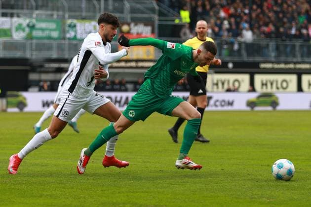 15 02 2025, xrekx, Fußball 2 Bundesliga, SV Elversberg SpVgg Greuther Fuerth v l Muhammed Damar SV 07 Elversberg Branimir Hrgota SpVgg Greuther Fuerth Zweikampf, Aktion, action, battle for the ball DFL DFB REGULATIONS PROHIBIT ANY USE OF PHOTOGRAPHS as IMAGE SEQUENCES and or QUASI VIDEO Elversberg