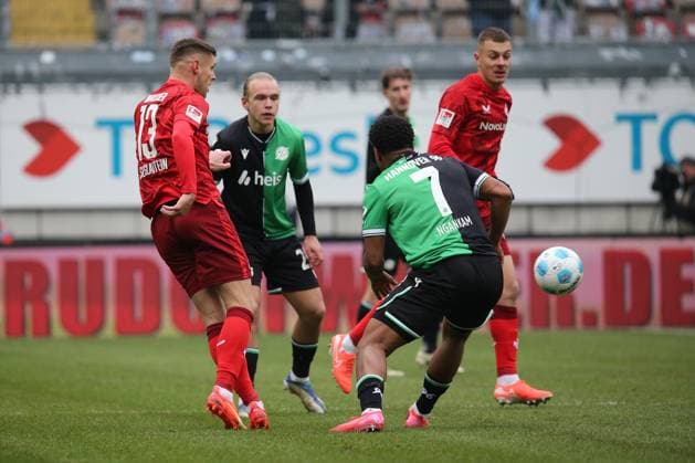 15 02 2025, xmohx, Fußball 2 Bundesliga, 1 FC Kaiserslautern Hannover 96 v l Erik Wekesser 1 FC Kaiserslautern Lars Gindorf Hannover 96 Jessic Ngankam Hannover 96 Zweikampf, Aktion, action, battle for the ball DFL DFB REGULATIONS PROHIBIT ANY USE OF PHOTOGRAPHS as IMAGE SEQUENCES and or QUASI VIDEO Kaiserslautern