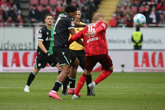 15 02 2025, xmohx, Fußball 2 Bundesliga, 1 FC Kaiserslautern Hannover 96 v l Jessic Ngankam Hannover 96 Tim Breithaupt 1 FC Kaiserslautern Zweikampf, Aktion, action, battle for the ball DFL DFB REGULATIONS PROHIBIT ANY USE OF PHOTOGRAPHS as IMAGE SEQUENCES and or QUASI VIDEO Kaiserslautern