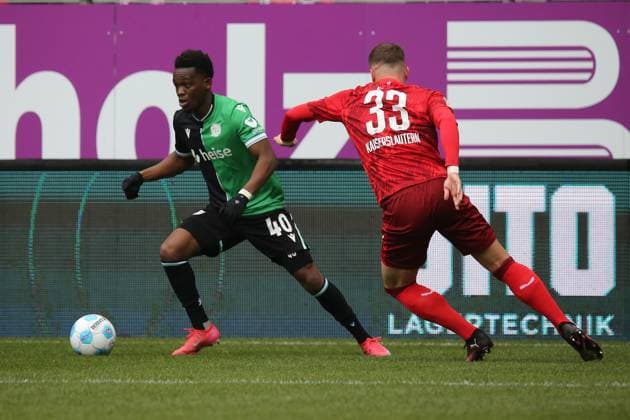 15 02 2025, xmohx, Fußball 2 Bundesliga, 1 FC Kaiserslautern Hannover 96 v l Rabbi Matondo Hannover 96 Jan Elvedi 1 FC Kaiserslautern Zweikampf, Aktion, action, battle for the ball DFL DFB REGULATIONS PROHIBIT ANY USE OF PHOTOGRAPHS as IMAGE SEQUENCES and or QUASI VIDEO Kaiserslautern
