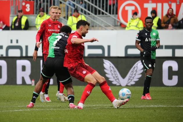 15 02 2025, xmohx, Fußball 2 Bundesliga, 1 FC Kaiserslautern Hannover 96 v l Jessic Ngankam Hannover 96 Maximilian Bauer 1 FC Kaiserslautern Zweikampf, Aktion, action, battle for the ball DFL DFB REGULATIONS PROHIBIT ANY USE OF PHOTOGRAPHS as IMAGE SEQUENCES and or QUASI VIDEO Kaiserslautern