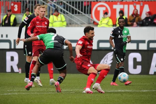 15 02 2025, xmohx, Fußball 2 Bundesliga, 1 FC Kaiserslautern Hannover 96 v l Jessic Ngankam Hannover 96 Maximilian Bauer 1 FC Kaiserslautern Zweikampf, Aktion, action, battle for the ball DFL DFB REGULATIONS PROHIBIT ANY USE OF PHOTOGRAPHS as IMAGE SEQUENCES and or QUASI VIDEO Kaiserslautern