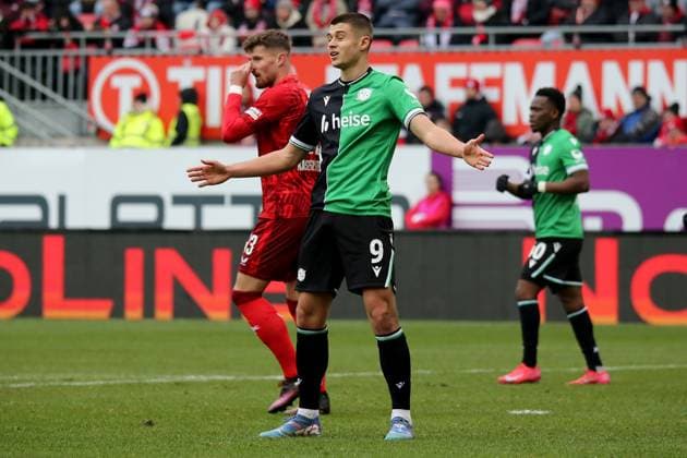 15 02 2025, xmohx, Fussball 2 Bundesliga, 1 FC Kaiserslautern Hannover 96 v l Jan Elvedi 1 FC Kaiserslautern Nicolo Tresoldi Hannover 96 DFL DFB REGULATIONS PROHIBIT ANY USE OF PHOTOGRAPHS as IMAGE SEQUENCES and or QUASI VIDEO Kaiserslautern