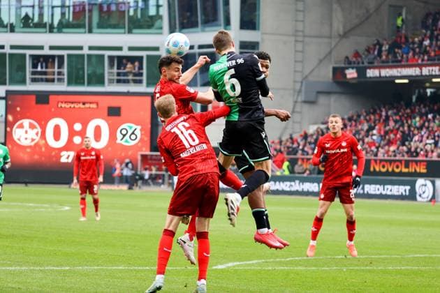15 02 2025, xmohx, Fußball 2 Bundesliga, 1 FC Kaiserslautern Hannover 96 v l Maximilian Bauer 1 FC Kaiserslautern Fabian Kunze Hannover 96 Tim Breithaupt 1 FC Kaiserslautern Zweikampf, Aktion, action, battle for the ball DFL DFB REGULATIONS PROHIBIT ANY USE OF PHOTOGRAPHS as IMAGE SEQUENCES and or QUASI VIDEO Kaiserslautern